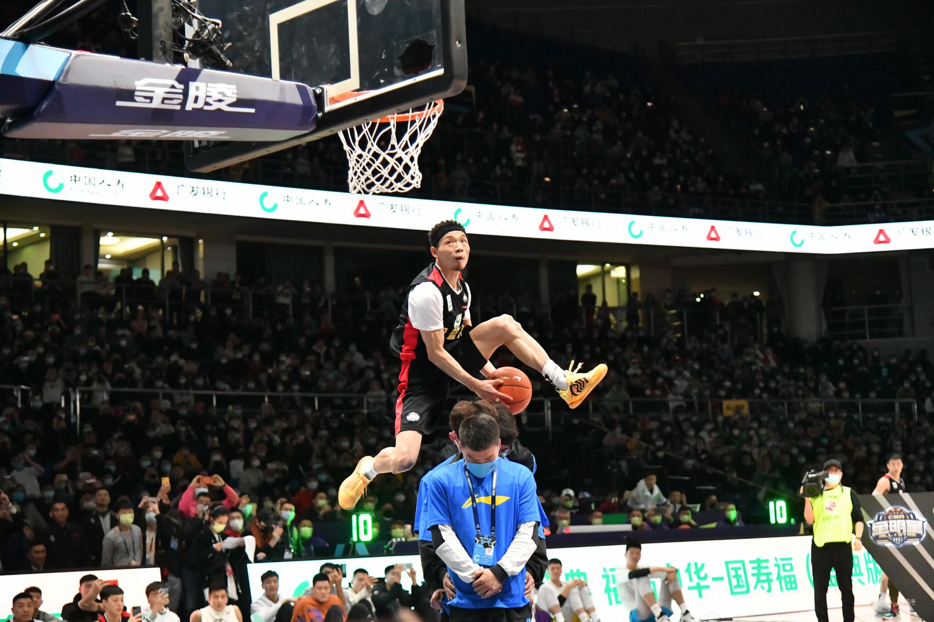 的中场调度 的中场调度